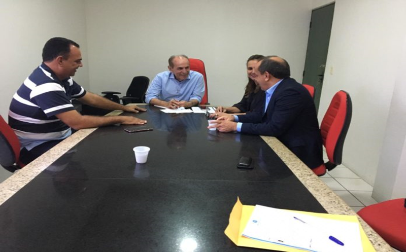 Senador Marcelo Castro reunido com aliados na sede do diretório municipal do MDB em São Raimundo Nonato